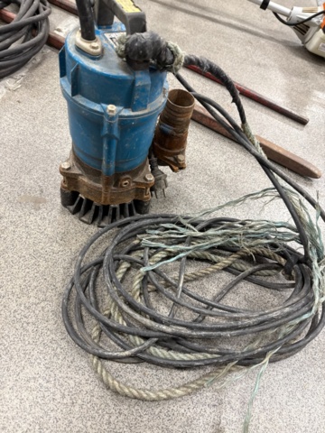 1368638-13 Samling med trädgårdsverktyg och utrustning