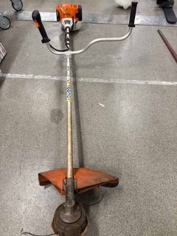 1368638-16 Samling med trädgårdsverktyg och utrustning