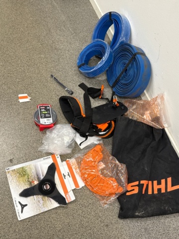 1368638-19 Samling med trädgårdsverktyg och utrustning