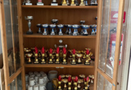 1476219 Vitrinskåp med pokaler