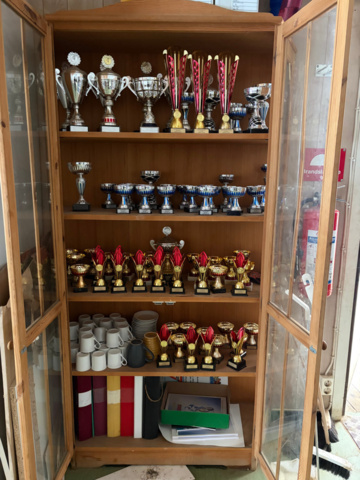 1476219-1 Vitrinskåp med pokaler