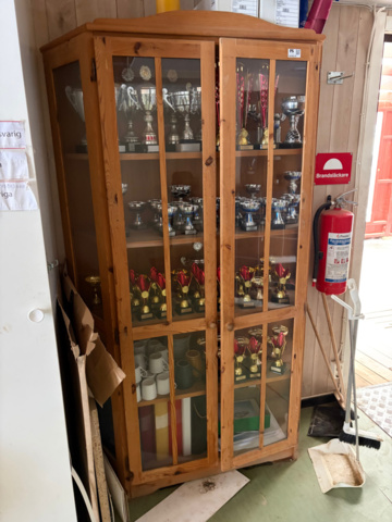 1476219-8 Vitrinskåp med pokaler