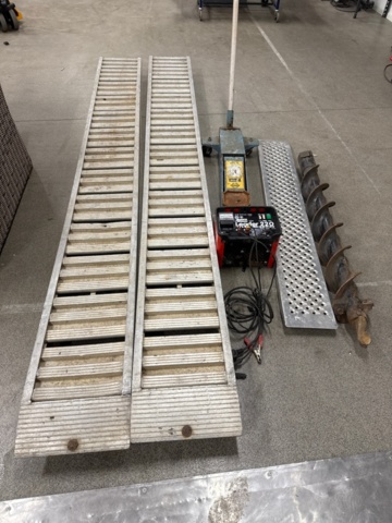 1368641-1 Samling med verkstads- och markarbetstillbehör