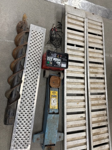 1368641-2 Samling med verkstads- och markarbetstillbehör