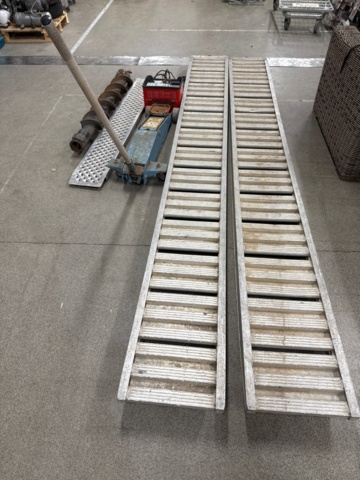 1368641-3 Samling med verkstads- och markarbetstillbehör