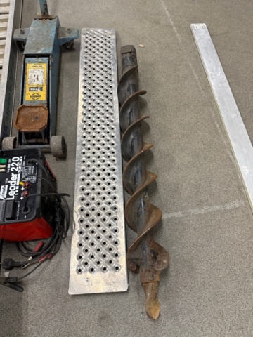 1368641-8 Samling med verkstads- och markarbetstillbehör