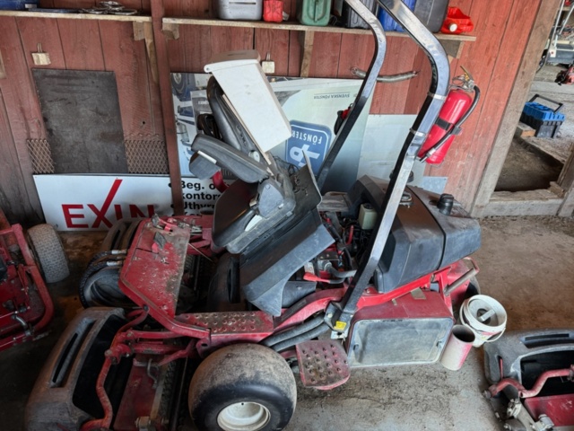 1405516-1 Riding Mower - Toro Greensmaster 3250D