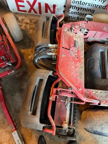 1405516-12 Riding Mower - Toro Greensmaster 3250D