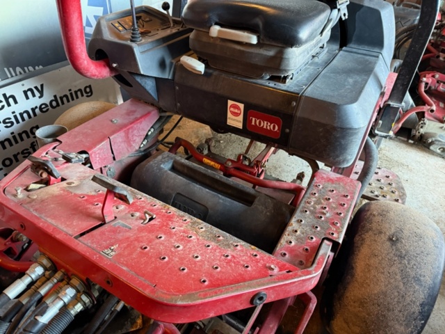 1405516-17 Riding Mower - Toro Greensmaster 3250D