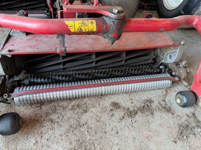 1405517-7 Riding Mower - Toro Greensmaster 3250D