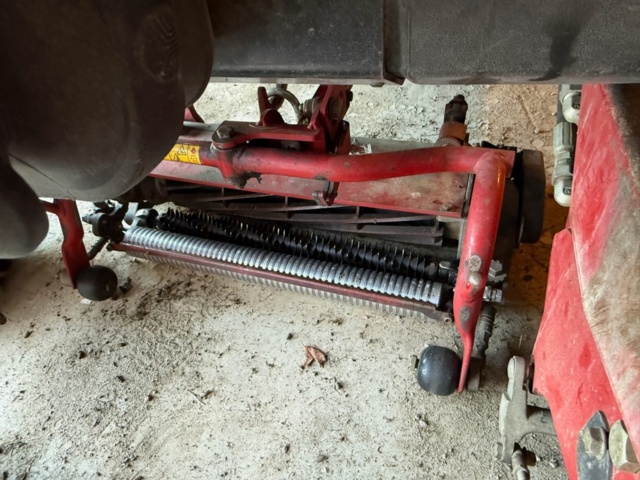 1405517-8 Riding Mower - Toro Greensmaster 3250D