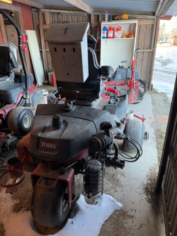 1405517-18 Riding Mower - Toro Greensmaster 3250D