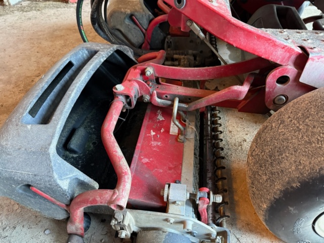 1405518-10 Riding Mower - Toro Greensmaster 3250D