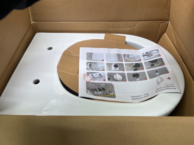 1483784-6 Wall-mounted toilet seat Camargue ROM