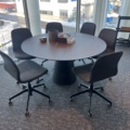 1469550-1 Konferensinredning - Runt bord, stolar, m.m.