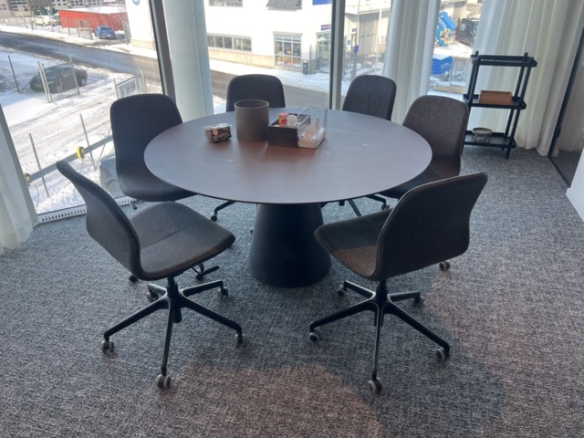 1469550-1 Konferensinredning - Runt bord, stolar, m.m.