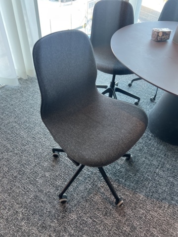 1469550-2 Konferensinredning - Runt bord, stolar, m.m.