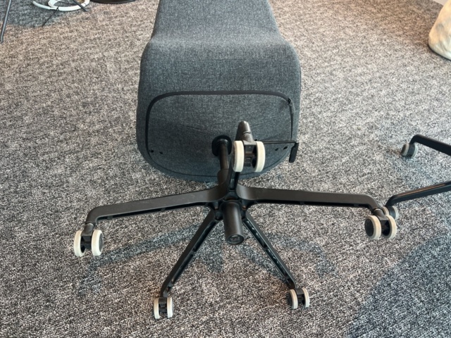 1469550-4 Konferensinredning - Runt bord, stolar, m.m.