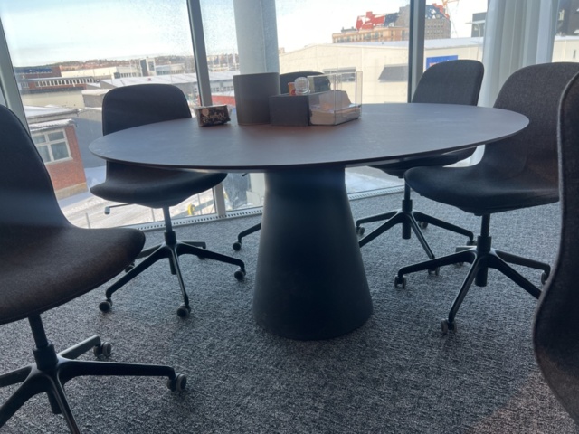 1469550-5 Konferensinredning - Runt bord, stolar, m.m.