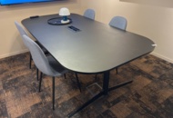 1469560 Kontorsinredning - Bord, lampor, stolar, m.m.