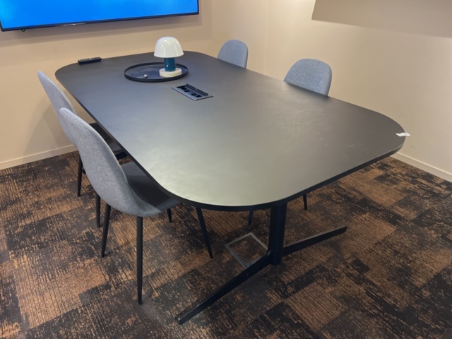 1469560-1 Office furniture - Tables, lamps, chairs, etc.