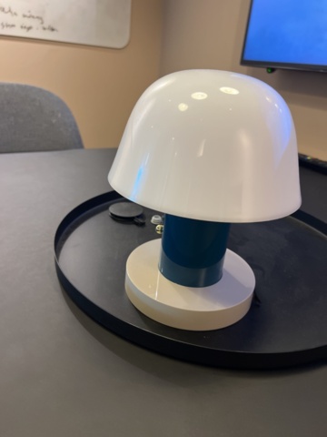 1469560-4 Office furniture - Tables, lamps, chairs, etc.