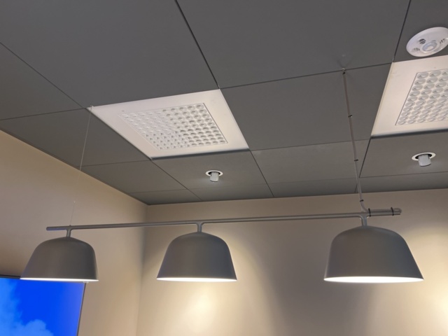 1469560-8 Office furniture - Tables, lamps, chairs, etc.