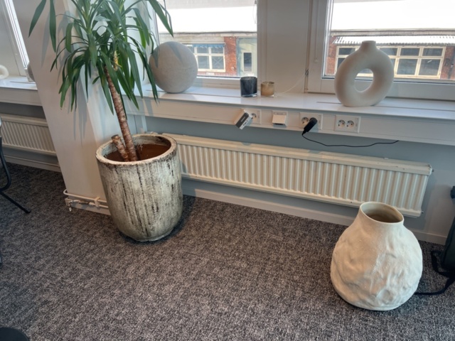 1469552-5 Kontorsinredning - Golvskåp, sidobänk, inredningsdetaljer, m.m.