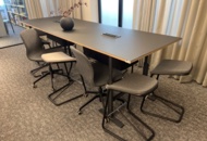 1469558 Kontorsinredning - Konferensbord, stolar, skärm, m.m.