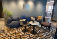 1469553 Kontorsinredning - Soffa, bord, golvlampa, m.m.