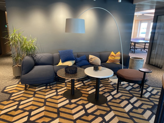 1469553-1 Kontorsinredning - Soffa, bord, golvlampa, m.m.