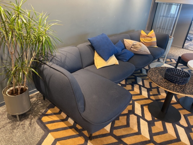 1469553-2 Kontorsinredning - Soffa, bord, golvlampa, m.m.