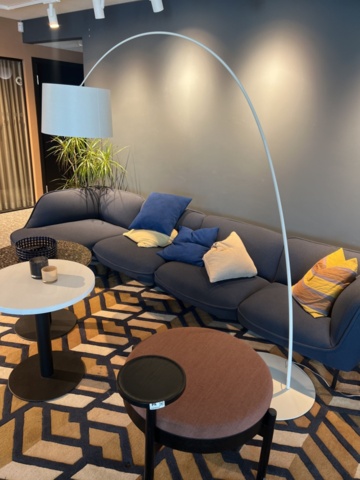 1469553-6 Kontorsinredning - Soffa, bord, golvlampa, m.m.