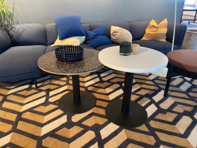 1469553-9 Kontorsinredning - Soffa, bord, golvlampa, m.m.