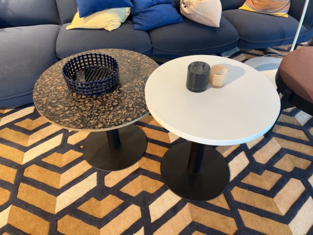 1469553-10 Kontorsinredning - Soffa, bord, golvlampa, m.m.