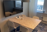 1469554 Kontorsinredning - Stolar, bord, lampa, whiteboard, m.m.