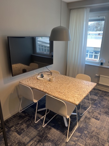 1469554-1 Kontorsinredning - Stolar, bord, lampa, whiteboard, m.m.