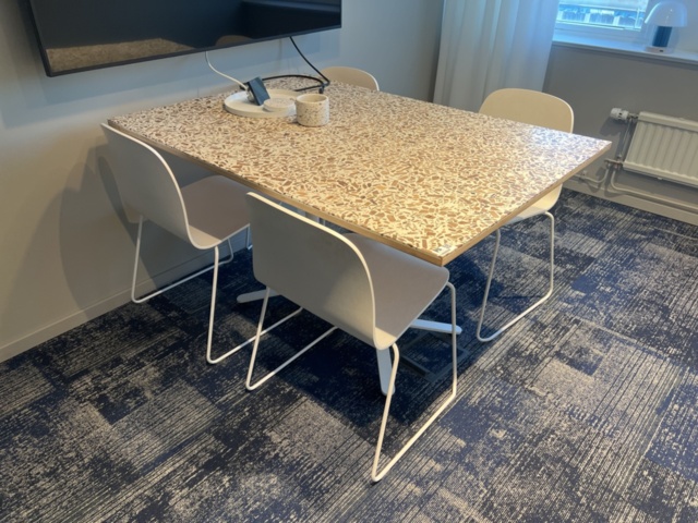 1469554-3 Kontorsinredning - Stolar, bord, lampa, whiteboard, m.m.