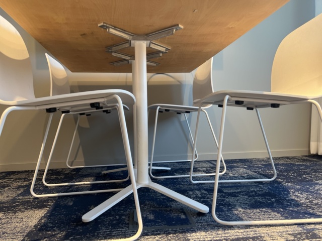 1469554-5 Kontorsinredning - Stolar, bord, lampa, whiteboard, m.m.