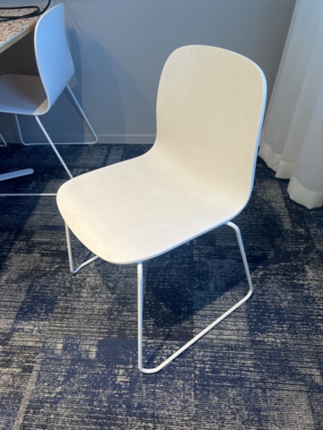 1469554-6 Kontorsinredning - Stolar, bord, lampa, whiteboard, m.m.