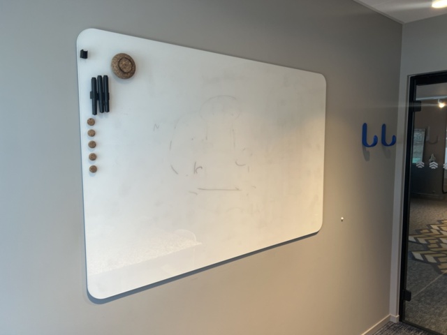1469554-9 Kontorsinredning - Stolar, bord, lampa, whiteboard, m.m.