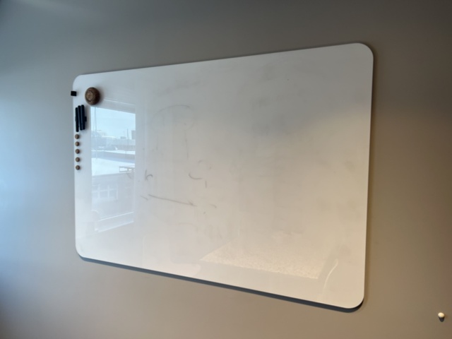 1469554-12 Kontorsinredning - Stolar, bord, lampa, whiteboard, m.m.