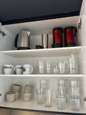 1469556-2 Kitchen accessories - Coffee maker, plates, glasses, etc.