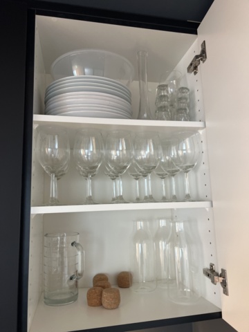 1469556-3 Kitchen accessories - Coffee maker, plates, glasses, etc.