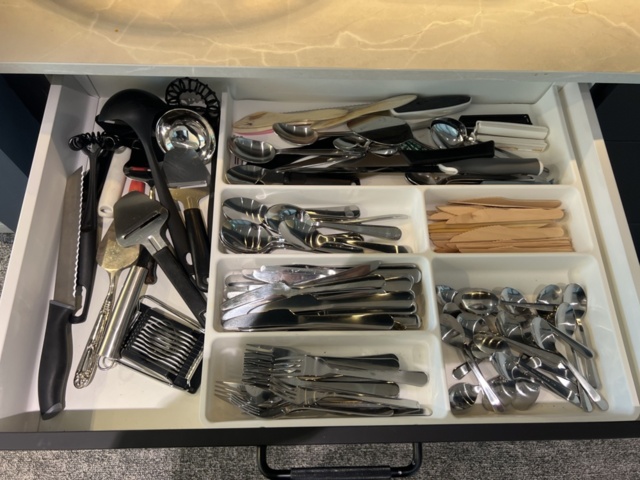 1469556-4 Kitchen accessories - Coffee maker, plates, glasses, etc.