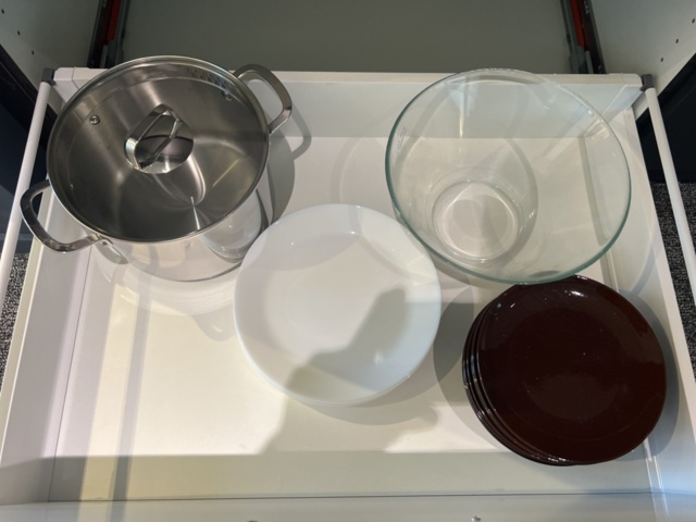 1469556-6 Kitchen accessories - Coffee maker, plates, glasses, etc.