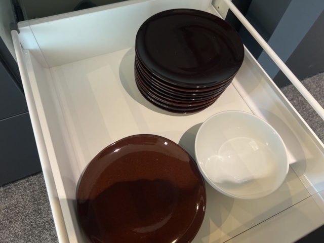 1469556-7 Kitchen accessories - Coffee maker, plates, glasses, etc.