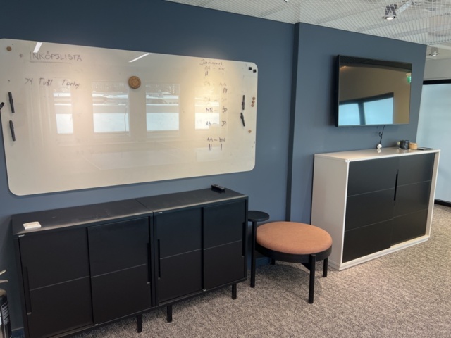 1469555-1 Kontorsinredning - Golvskåp, skärm, whiteboard, m.m.