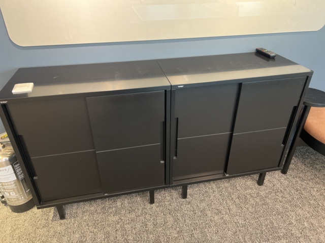 1469555-2 Kontorsinredning - Golvskåp, skärm, whiteboard, m.m.