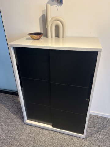 1469555-6 Kontorsinredning - Golvskåp, skärm, whiteboard, m.m.